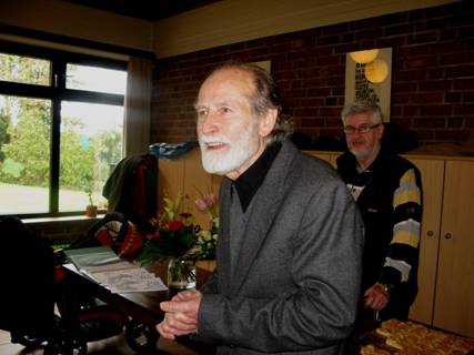 P. Erwin Immekus am 1.2.2009 (vierzigjhriges Jubilum des Chores und der Gemeinde) und der Journalist Jrgen Rottmann im Hintergrund. Photographie: Rudolf Grabowski.