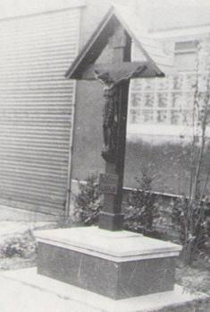 Kreuz an der Friedhofstrae 2. Photographie von I. u. W. Koppe.